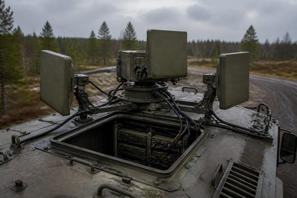 Vier richtantennes op het dak van een militair voertuig met kabels naar apparatuurrekken